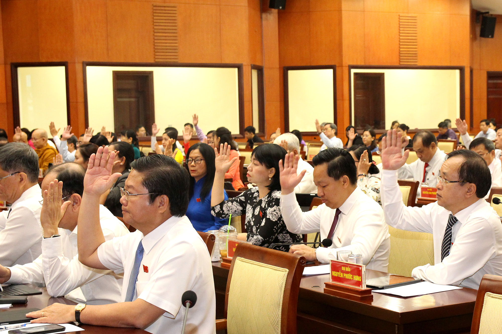 Đại biểu HĐNF Thành phố biểu quyết thông qua tại kỳ họp (Ảnh: H.Hào).